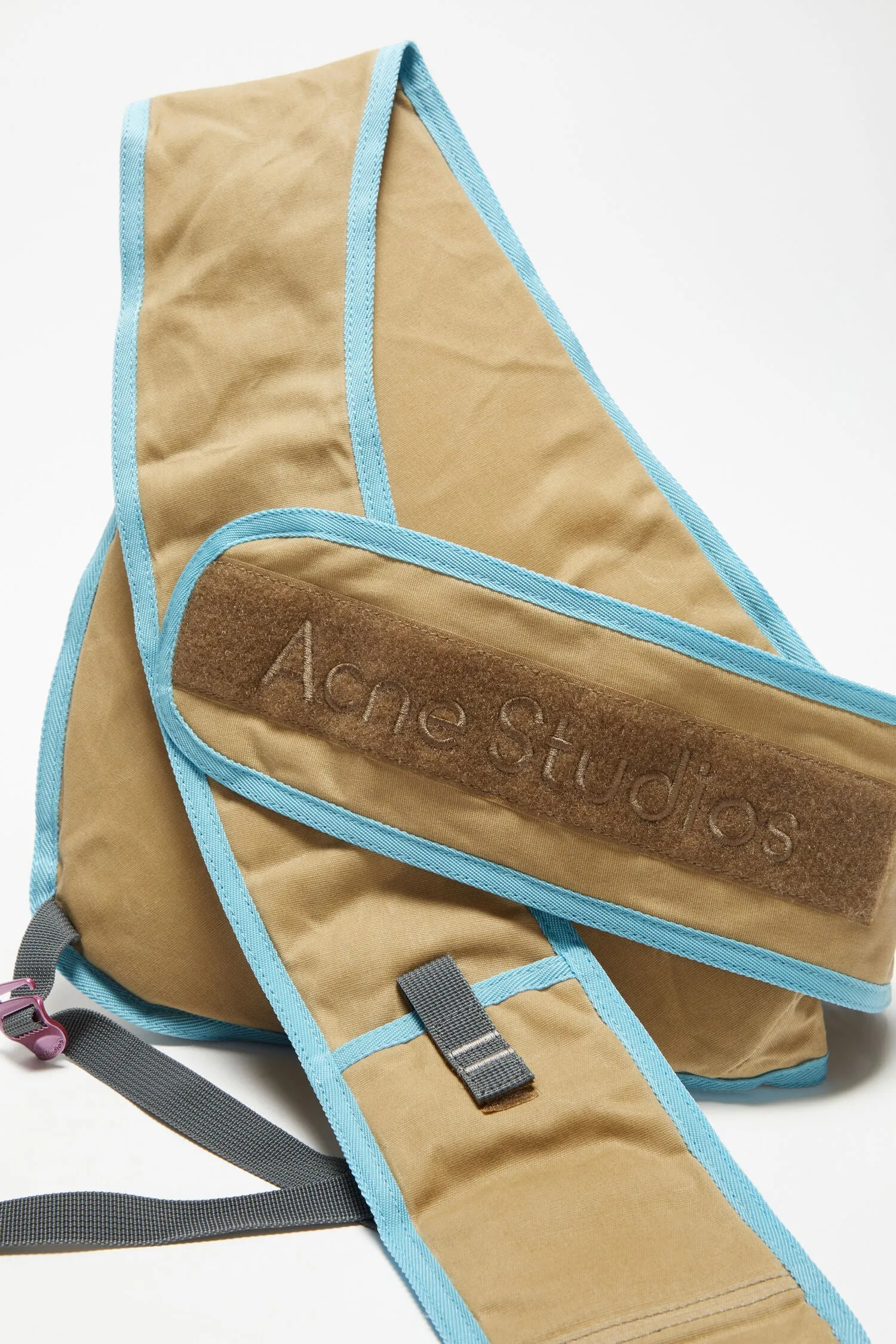 Acne Studios   SLING BACKPACK IN BEIGE/BLUE, SS24