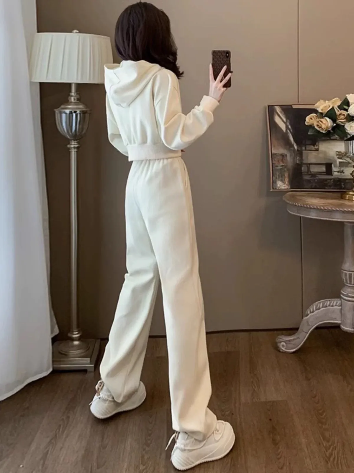 Internet celebrity same style casual sports suit for women 2024 autumn style apricot color short jacket top wide leg pants two-p