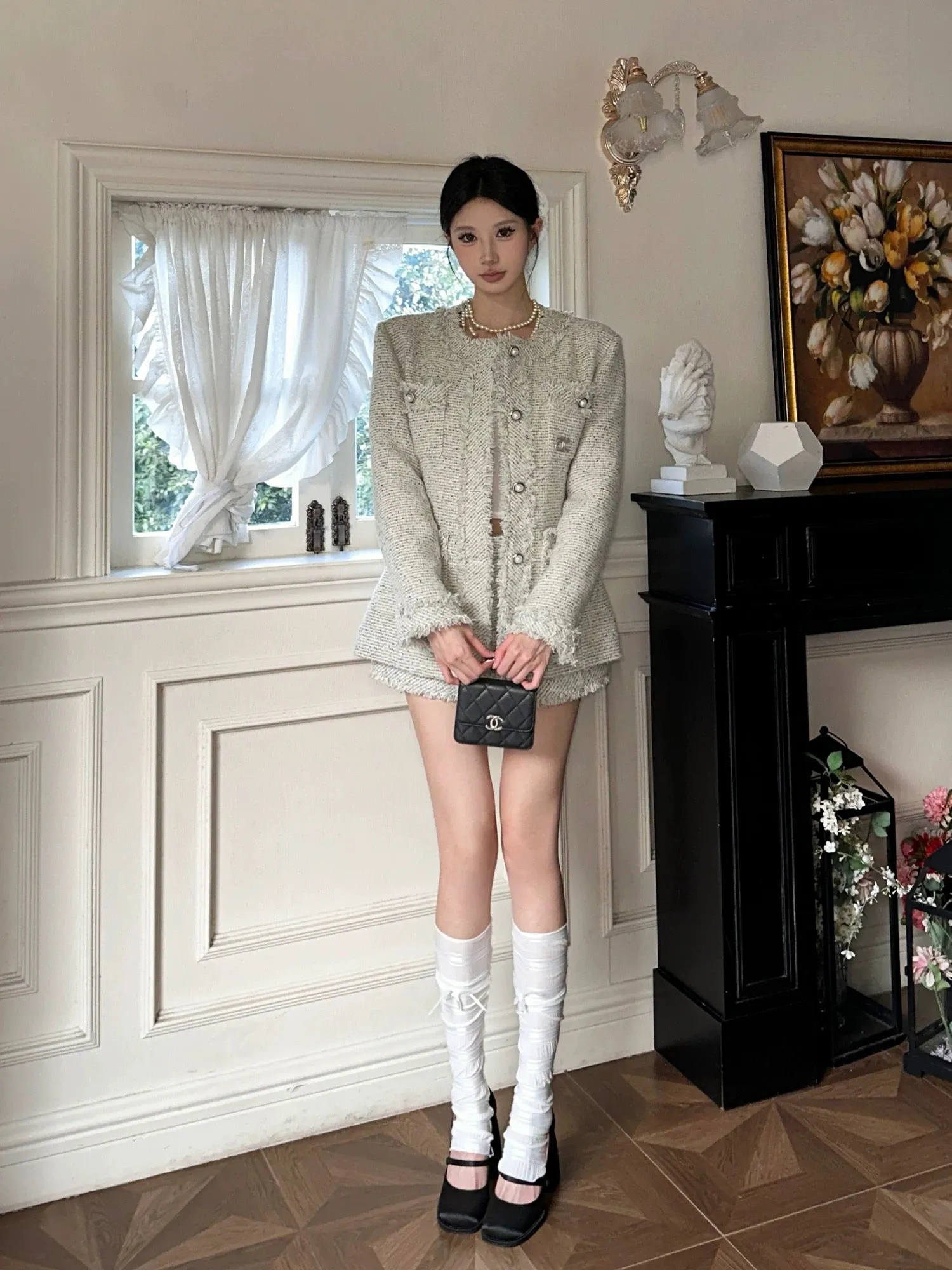 Nowadays, MOXI is the rich daughter of a famous lady. She has a waist-cinching design, a collarless small fragrant jacket and a 