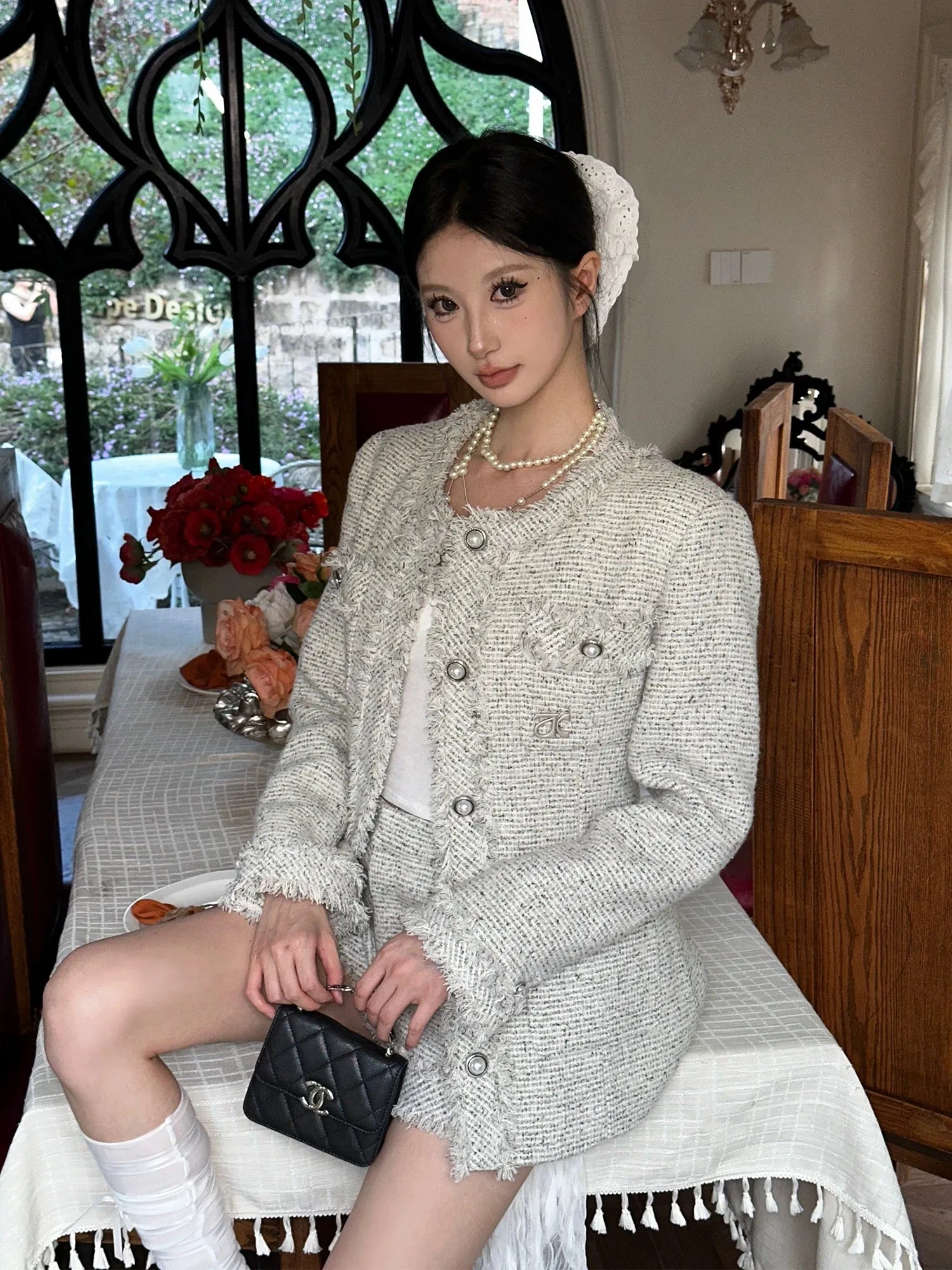 Nowadays, MOXI is the rich daughter of a famous lady. She has a waist-cinching design, a collarless small fragrant jacket and a 