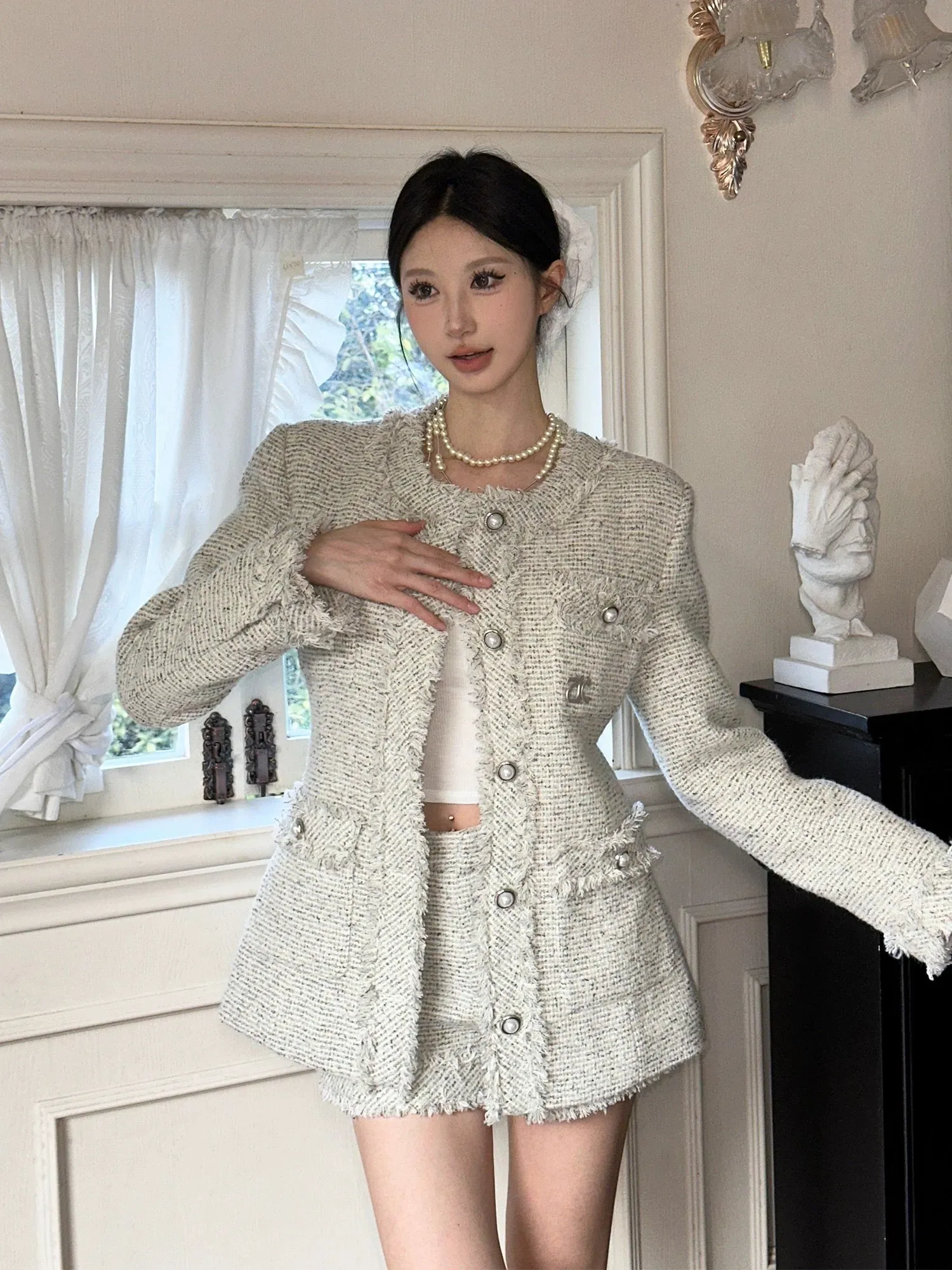 Nowadays, MOXI is the rich daughter of a famous lady. She has a waist-cinching design, a collarless small fragrant jacket and a 